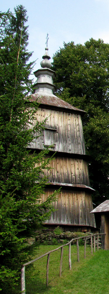 dzwonnica w starej zabytkowej cerkwi 